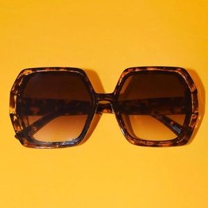 UV protection 

Dimensions: 
Length: 6 inches
Lens diameter: 2 3/8 inches